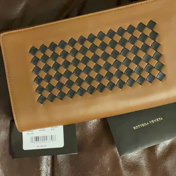 💸PENDING 💸 NWT & COA Bottega Veneta Clutch/Wristlet $1,050 - Picture 6 of 7